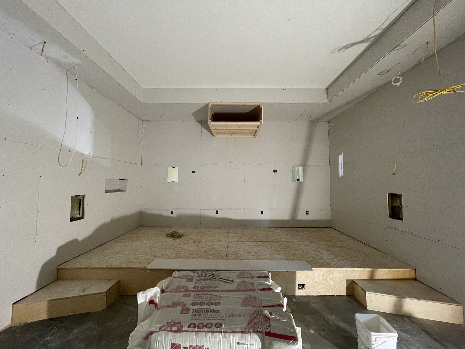 物业窗户建筑灯具照明.jpg