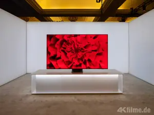 CES 2025 上三星 RGB Micro LED 电视的红色显示屏.png