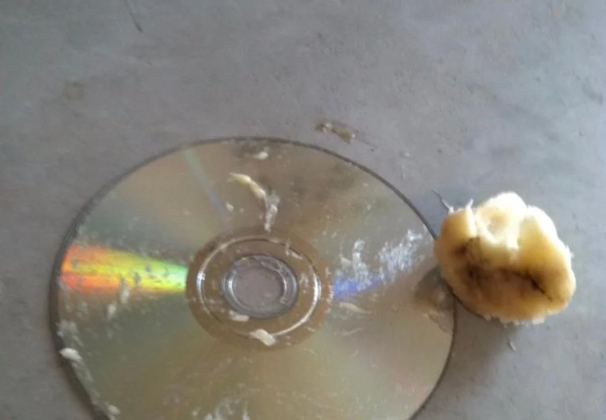 素材Using_a_banana_to_fix_scratched_CD_.png